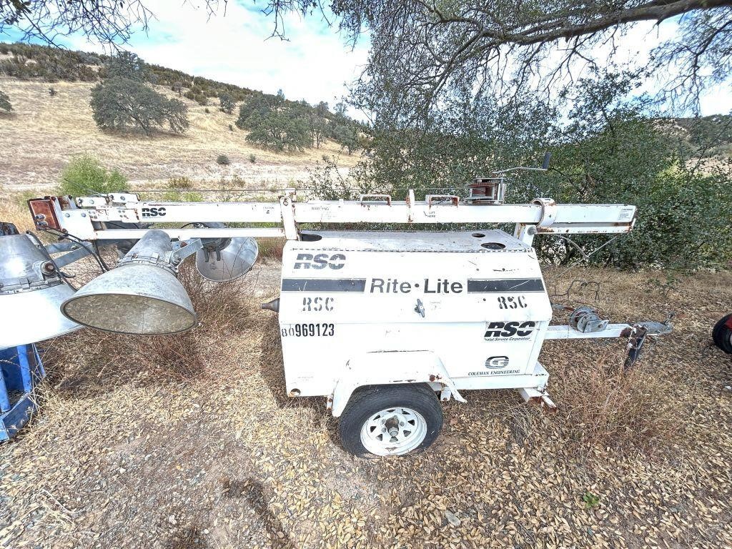 Mobile light tower trailer